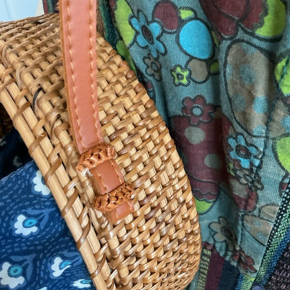 Featured on Good Morning America, 100% Hand Woven Rattan Bag w/Leather, Like New - Picture 6 of 11